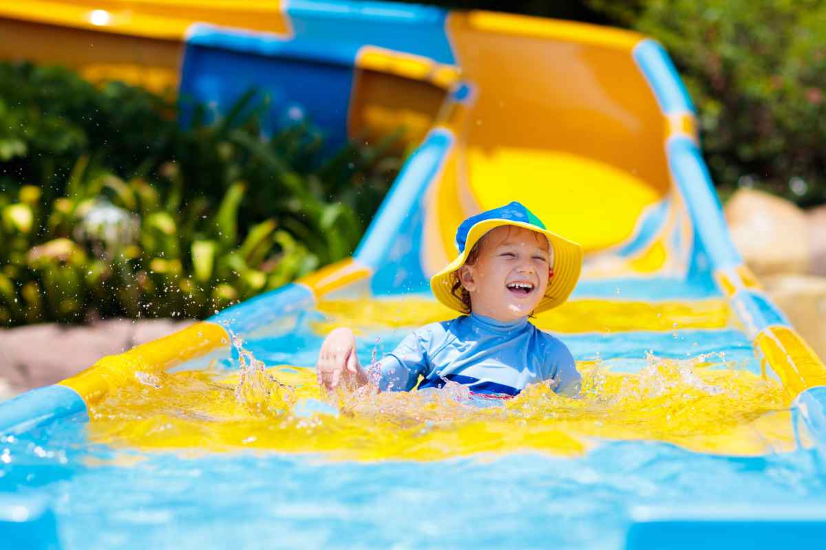 Bambino in piscina maglietta protettiva