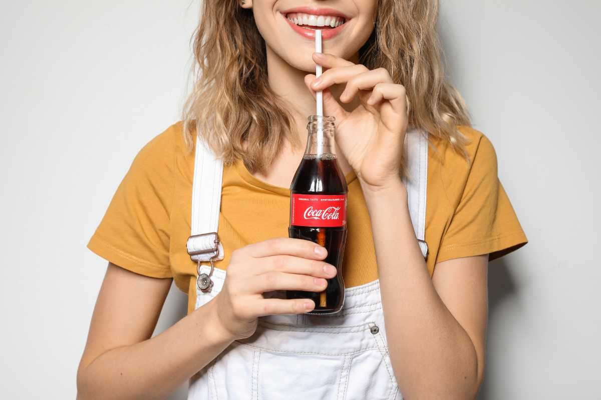 Cosa succede al nostro corpo se beviamo quotidianamente Coca-Cola? Tutta la verità