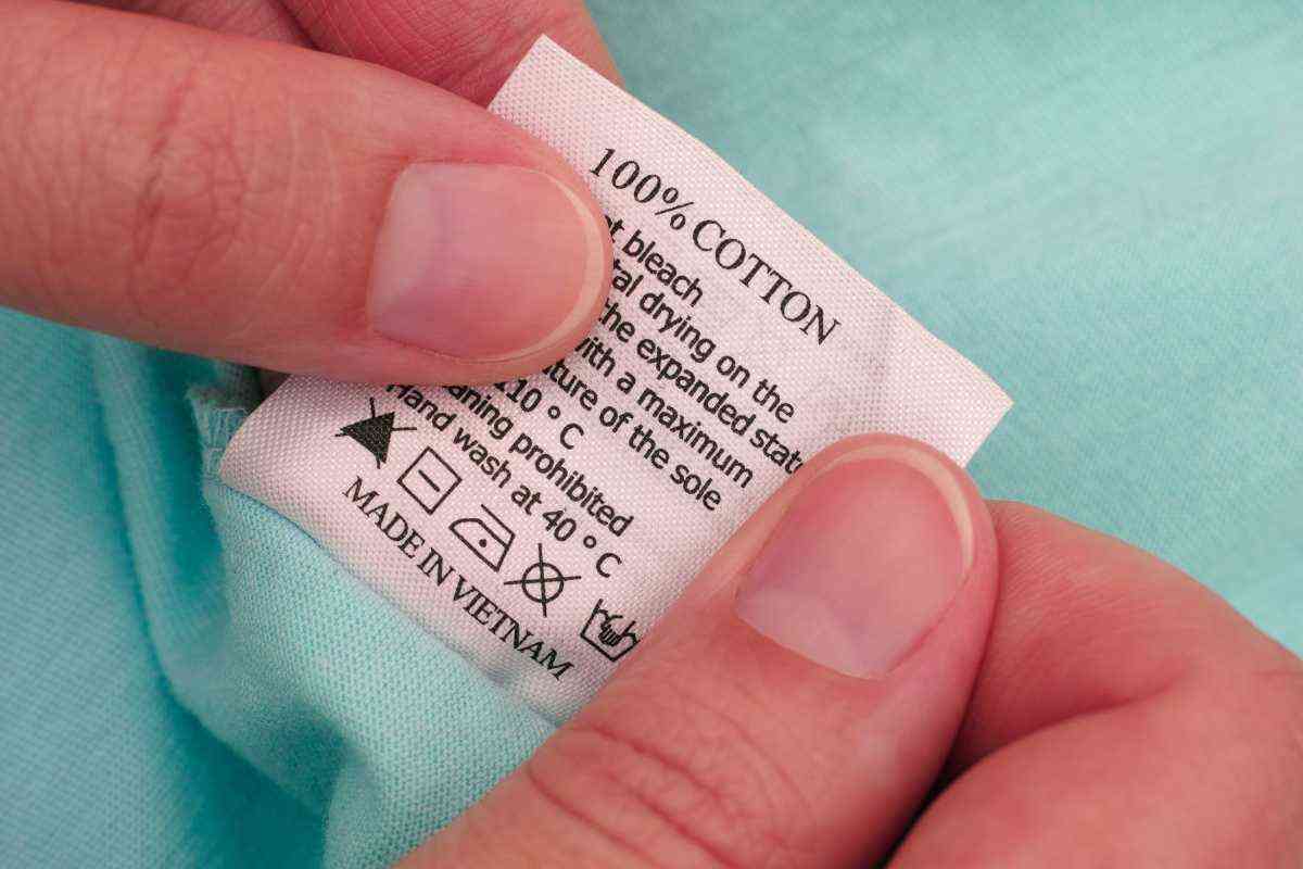 Come leggere nel modo corretto i simboli riportati sulle etichette degli abiti: si rischia di rovinarli per sempre