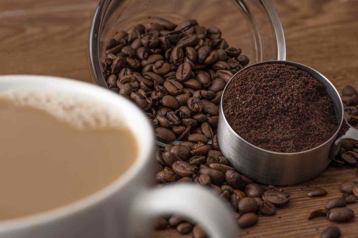 Fondi del caffè, non buttarli: gli 11 modi per usarli in casa