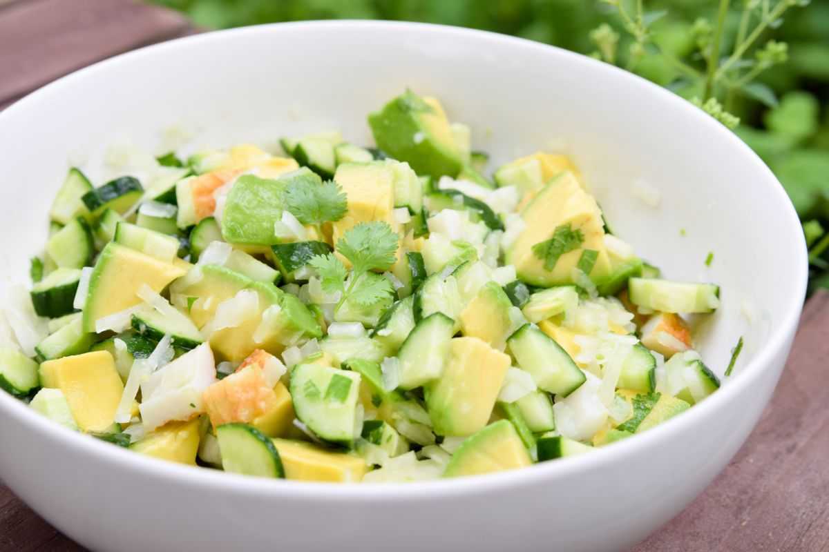 Addio alla solita insalata: la versione all’avocado è leggera e sfiziosissima, in linea con l’estate