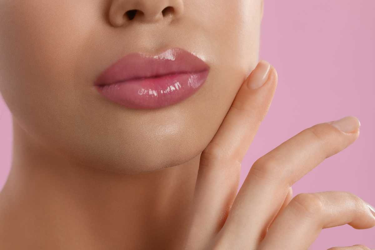 Labbra rimpolpate senza filler: come applicare la matita marrone per donare un effetto carnoso e sensuale