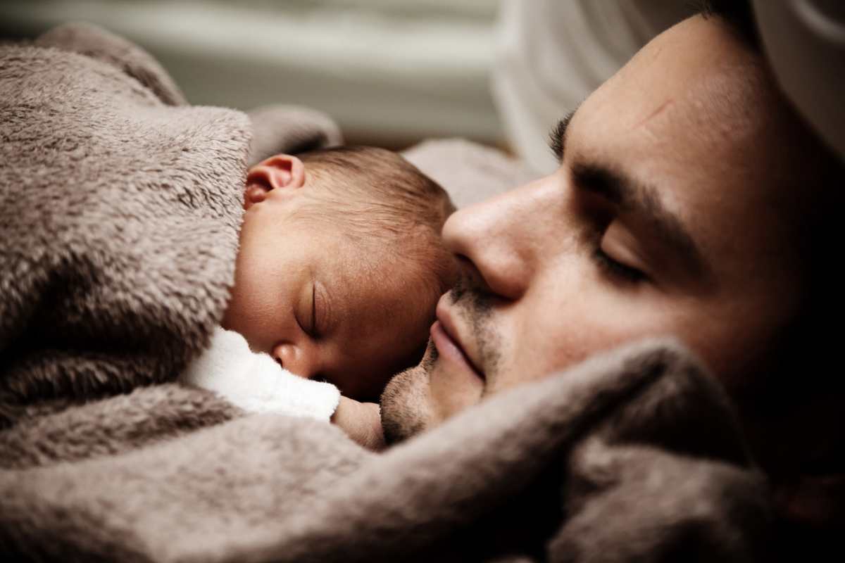 Depressione postnatale, non riguarda solo le mamme: ecco cosa succede ai papà