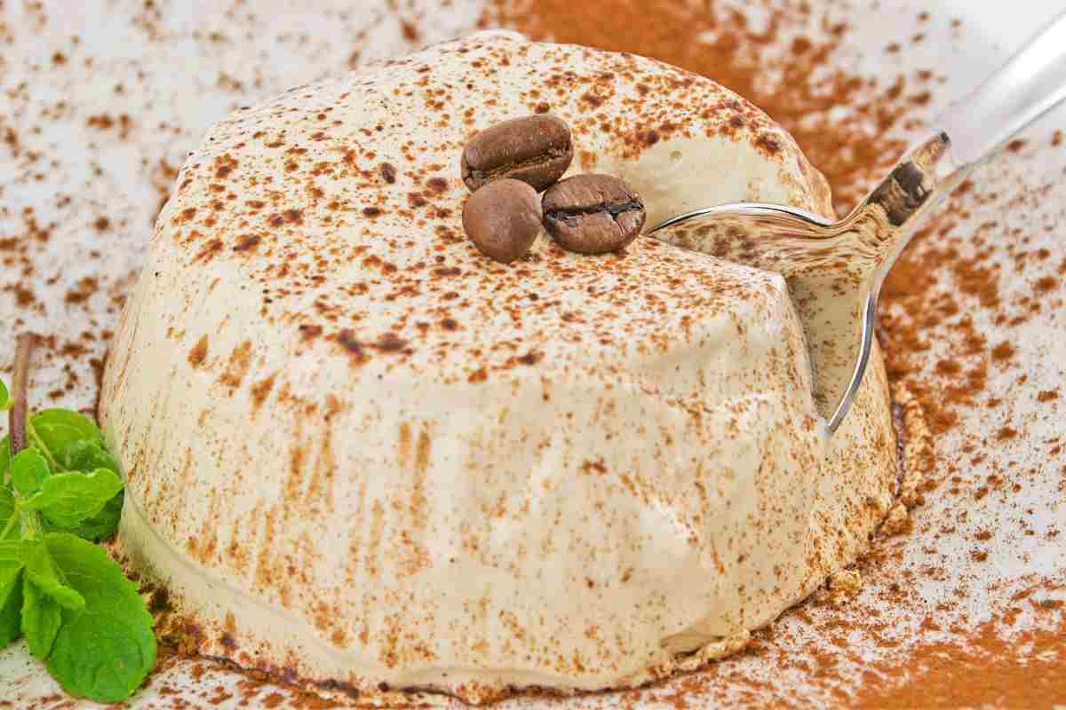 Il dessert al cucchiaio intramontabile in estate: come si prepara il semifreddo al caffè