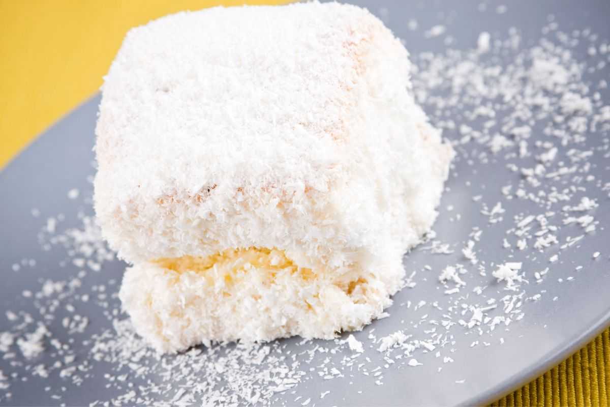 La ricetta irresistibile del semifreddo al cocco: dessert gustosissimo da 4 ingredienti