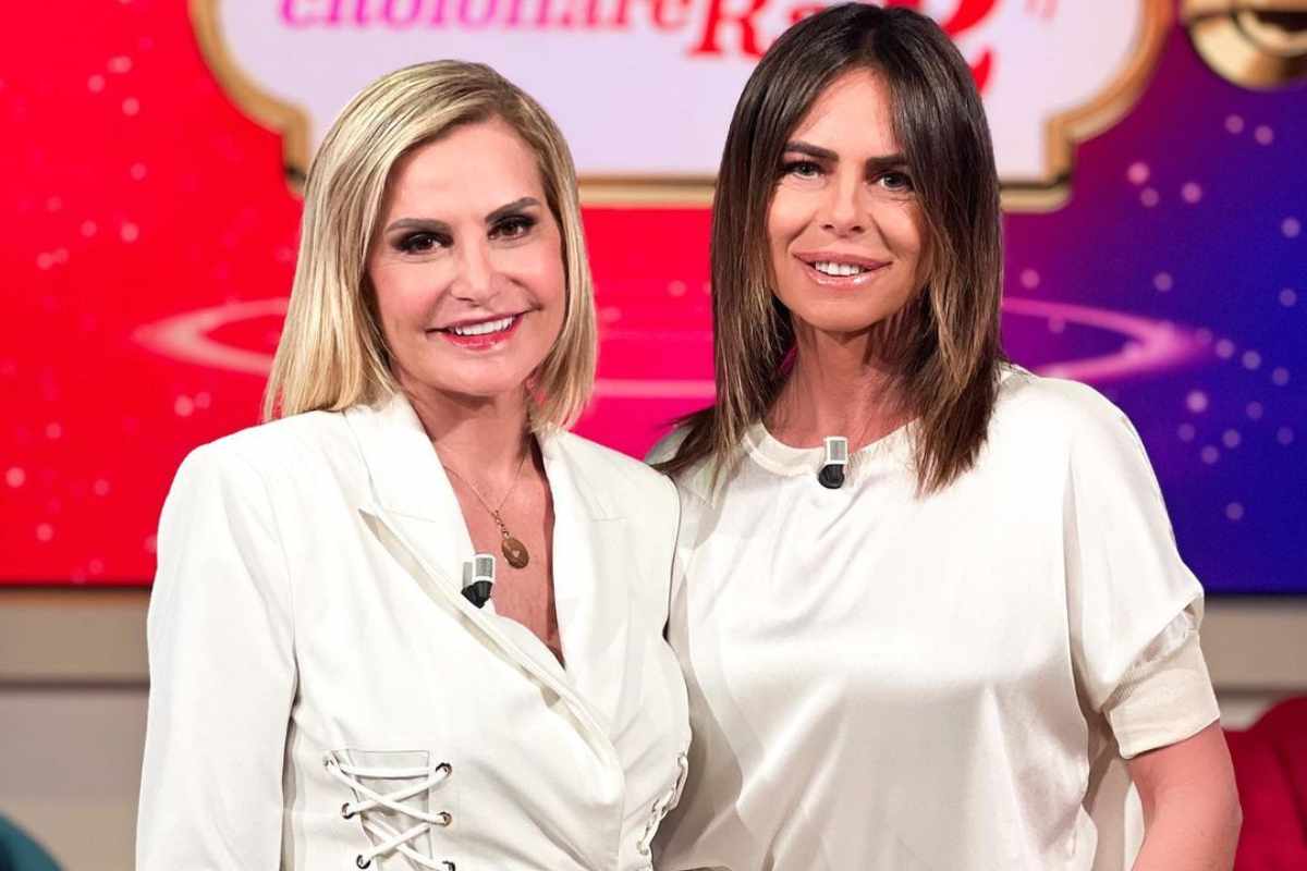 “Divine”: Simona Ventura e Paola Perego infiammano i social in blu elettrico e bianco, vere regine di stile