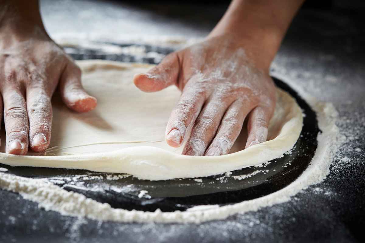 Pizza fatta in casa: il trucco per stenderla come un vero professionista. La differenza si vede