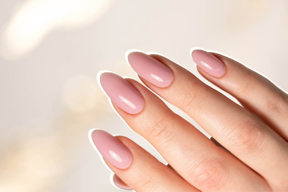 Dita affusolate e sottili? Questa è la manicure perfetta per valorizzarle: il trend del momento