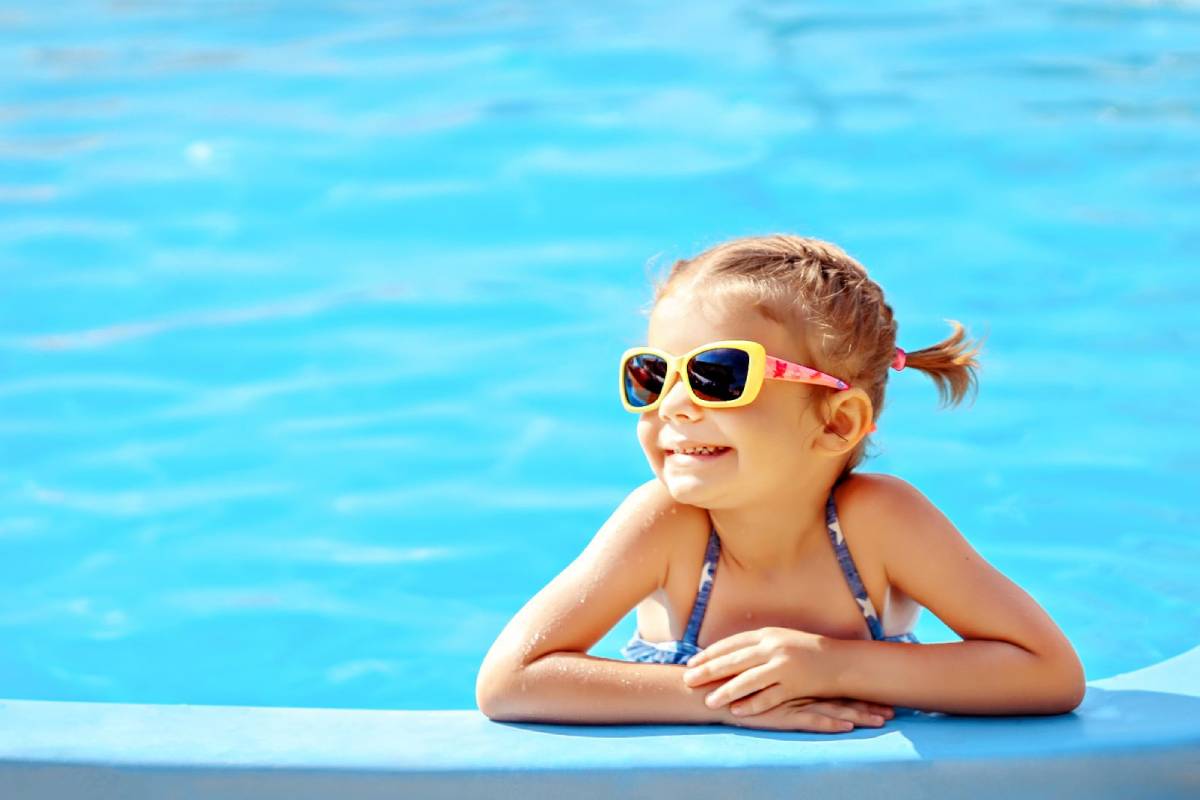 Bambini in acqua: i suggerimenti dei pediatri per evitare l’annegamento, la guida che salva decine di vite