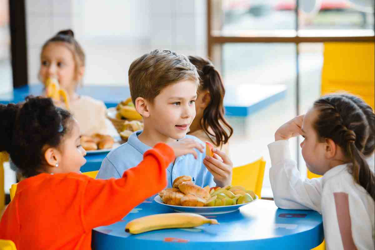 Bambini mangiare con le mani