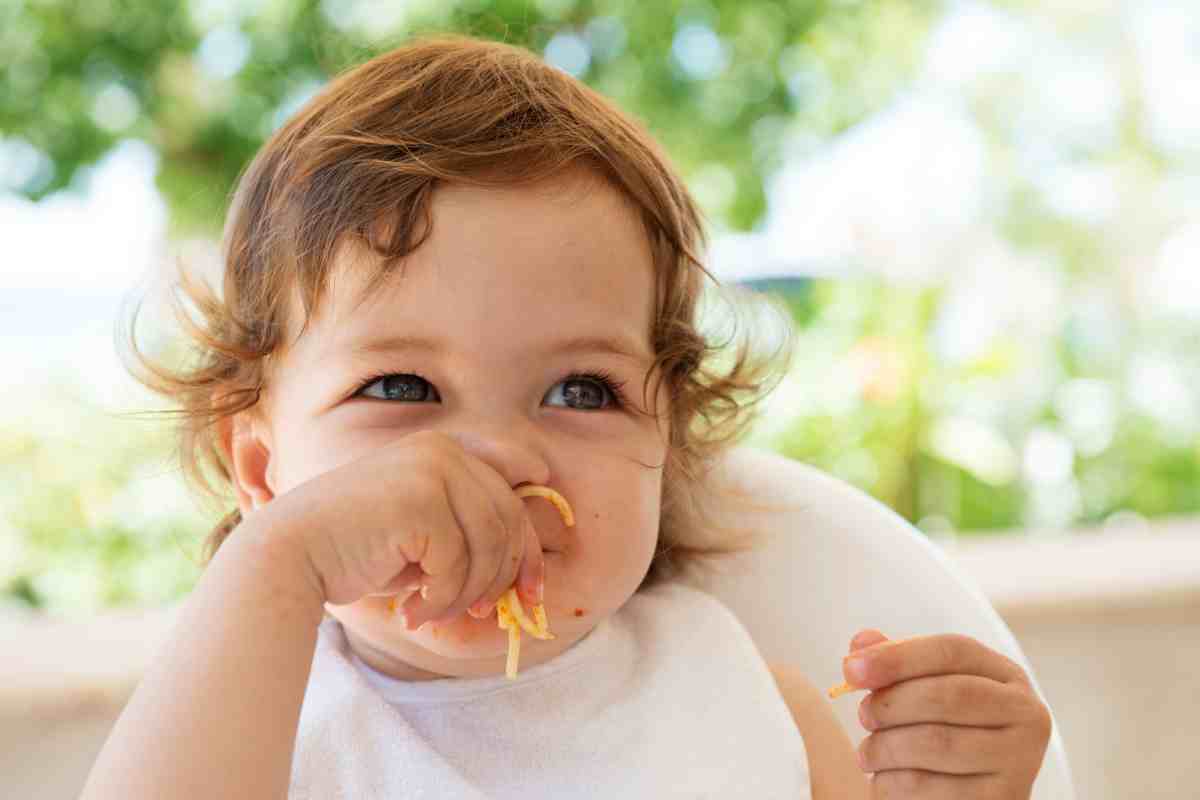 Perchè bisognerebbe lasciar mangiare i bambini con le mani: ne va del loro futuro