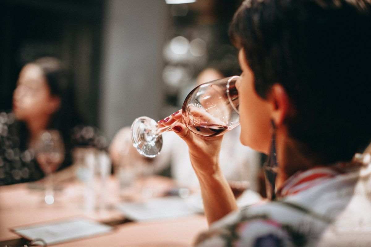 Bere prima di mettersi al volante: quanto tempo ci vuole davvero per smaltire un calice di vino