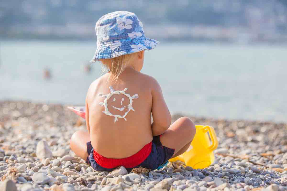 Bambini e crema solare quando è meglio evitare (per evitare effetti collaterali) lo studio che ribalta le priorità in estate