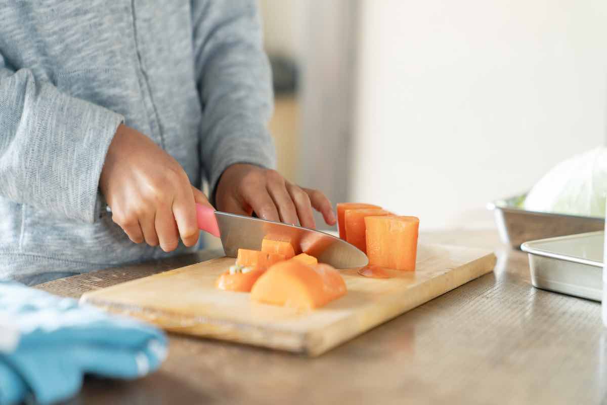 Dimenticate le chips: queste carote aromatizzate al forno sono lo snack ideale per mantenersi in forma con gusto