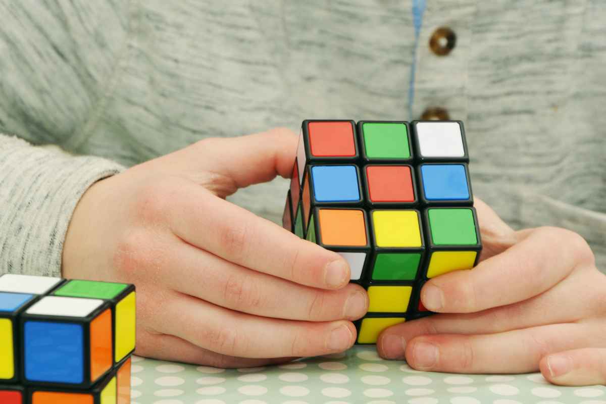 Cubo di Rubik: come risolverlo con il trucco della margherita