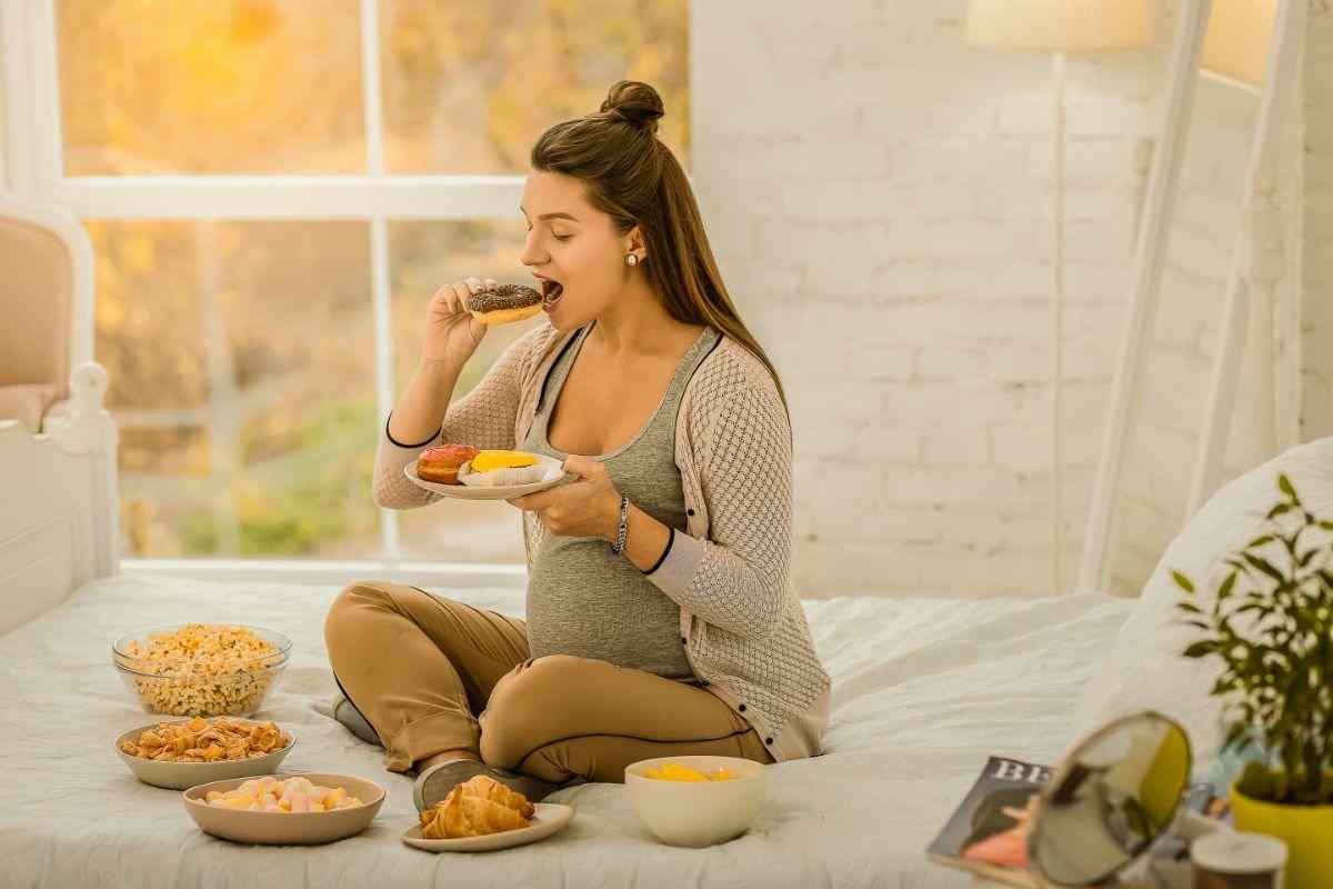 donna incinta mangia