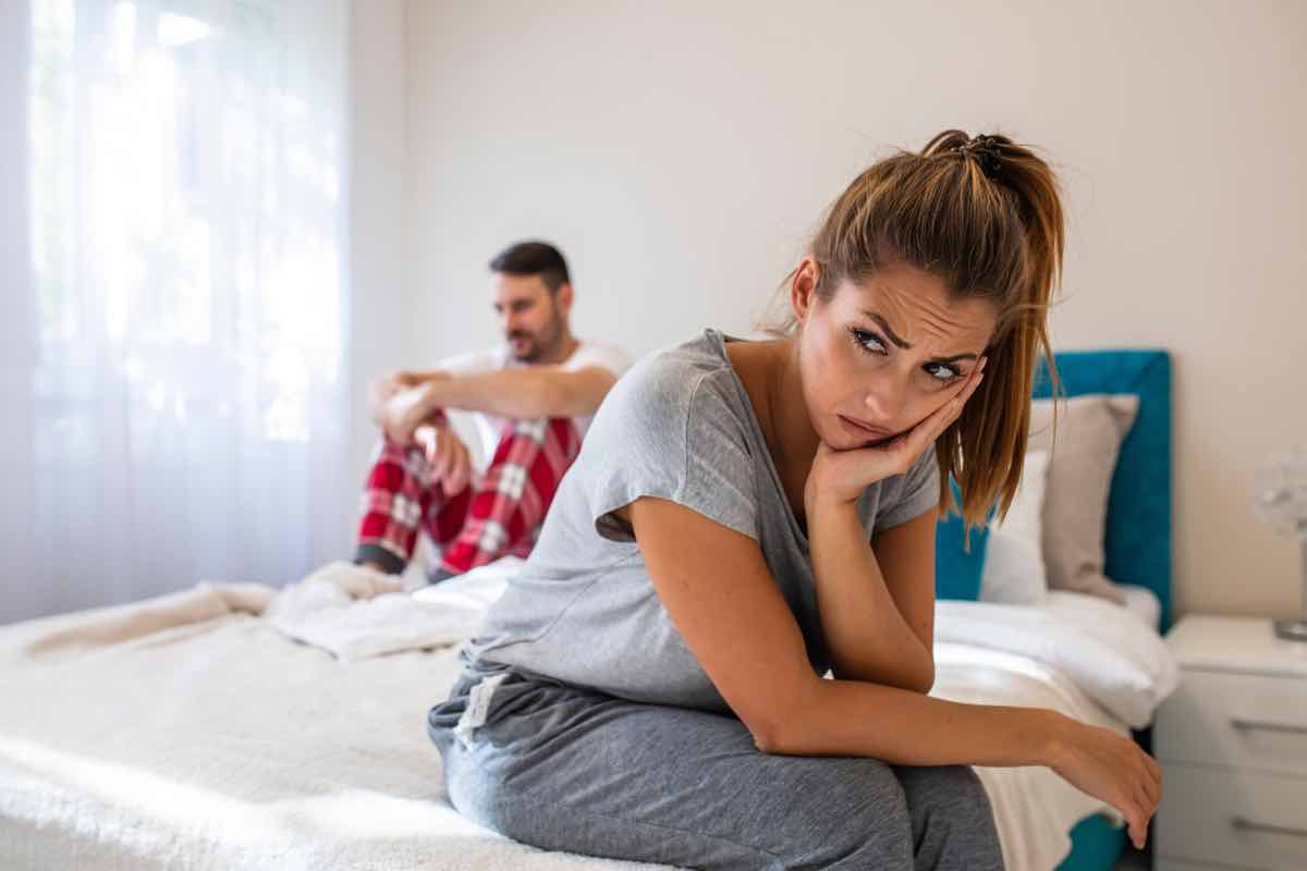 Difficoltà a riposare bene quando si è in coppia: i consigli che salvano il sonno e la relazione