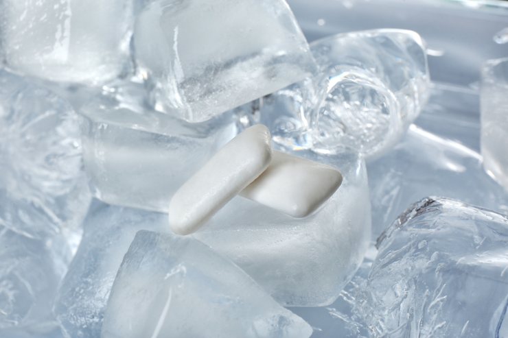 gomme da masticare sopra a dei cubetti di ghiaccio