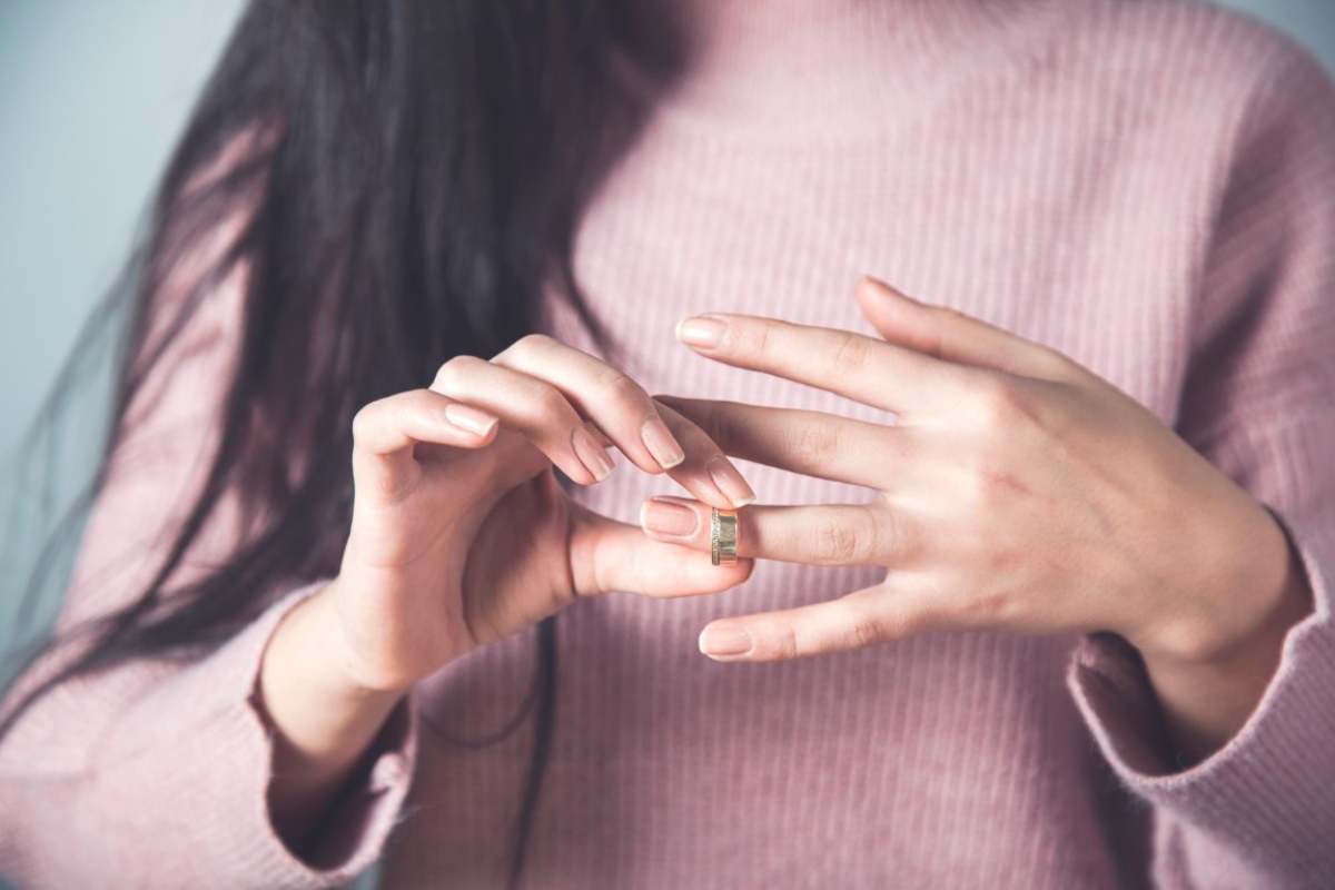 Gonfiore alle mani e alle dita: quali possono essere le cause e quali i rimedi
