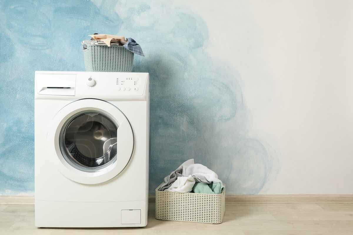 Come ottenere panni più puliti e profumati risparmiando in bolletta: così la lavatrice sarà ancora più efficiente