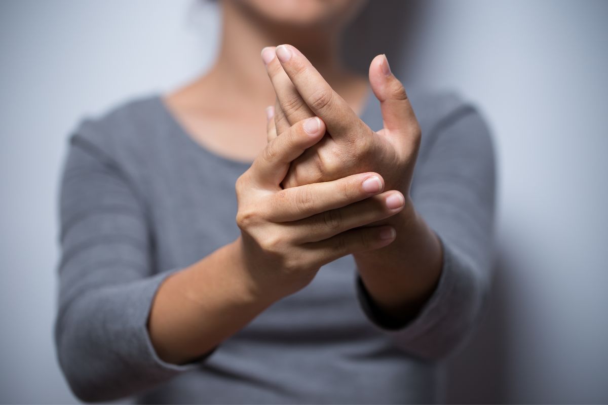 Mani ruvide e dolenti a causa dei calli: come rimediare a casa e prevenire la comparsa