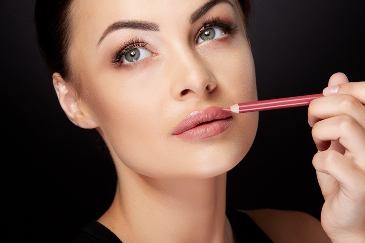 Labbra rimpolpate senza filler: il trucco della matita marrone