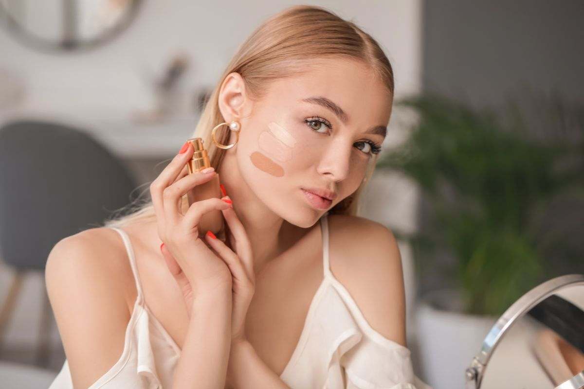 Come applicare il fondotinta in maniera impeccabile: blender, brush o mani, quale scegliere?