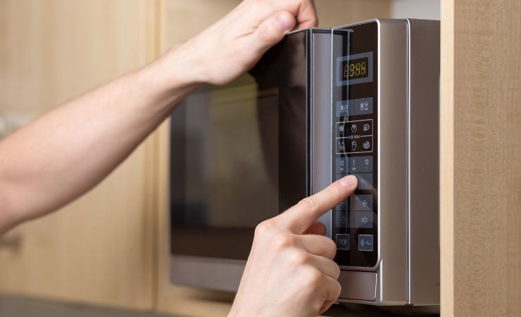 Il trucco per disinfettare gli strofinacci da cucina