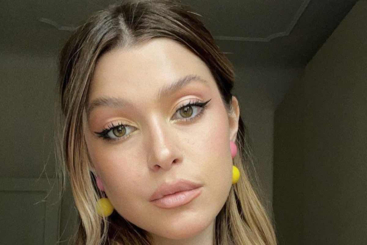Le treccine con tanti elastici in evidenza di Natalia Paragoni sono la pettinatura glamour dell’estate 2023