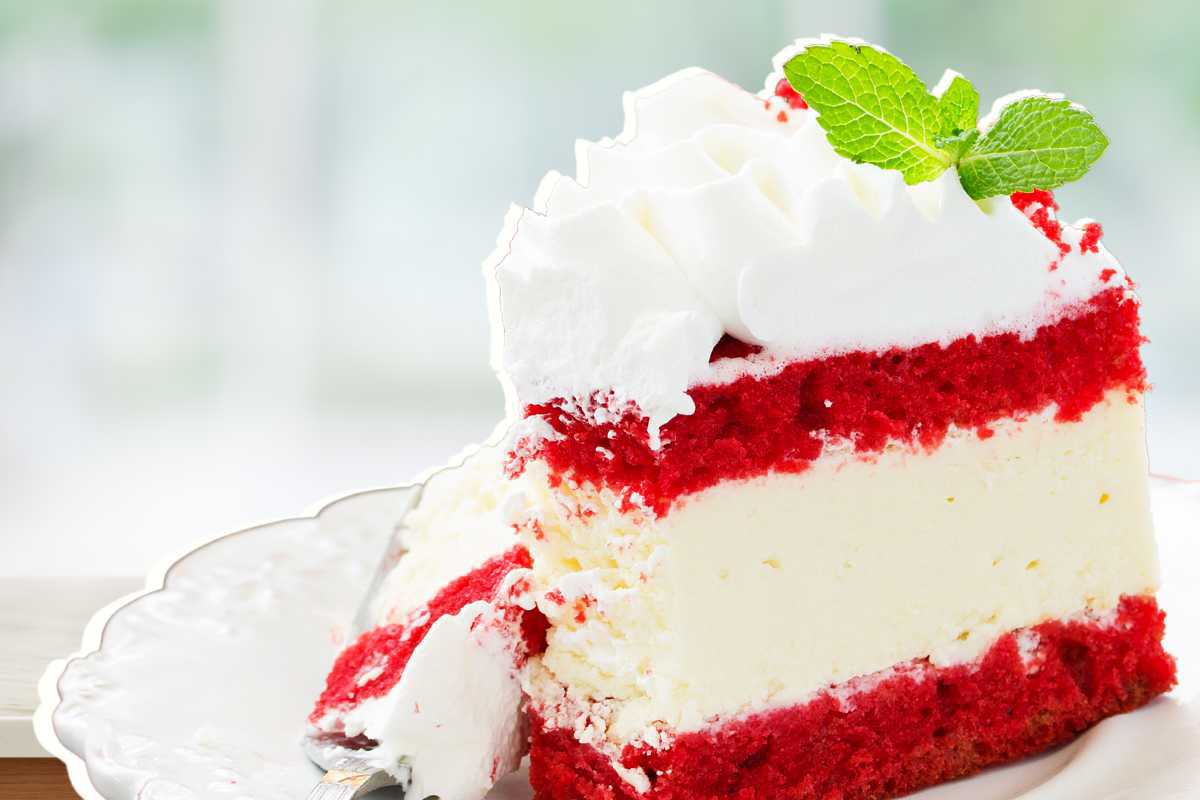 Coloratissima, fresca e irresistibile: la red velvet in versione cheesecake senza cottura, trionfo di bontà estiva