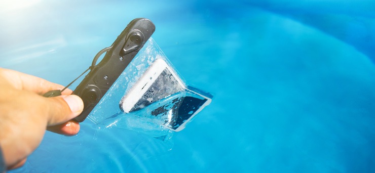 Smartphone: i pericoli in spiaggia e come evitarli