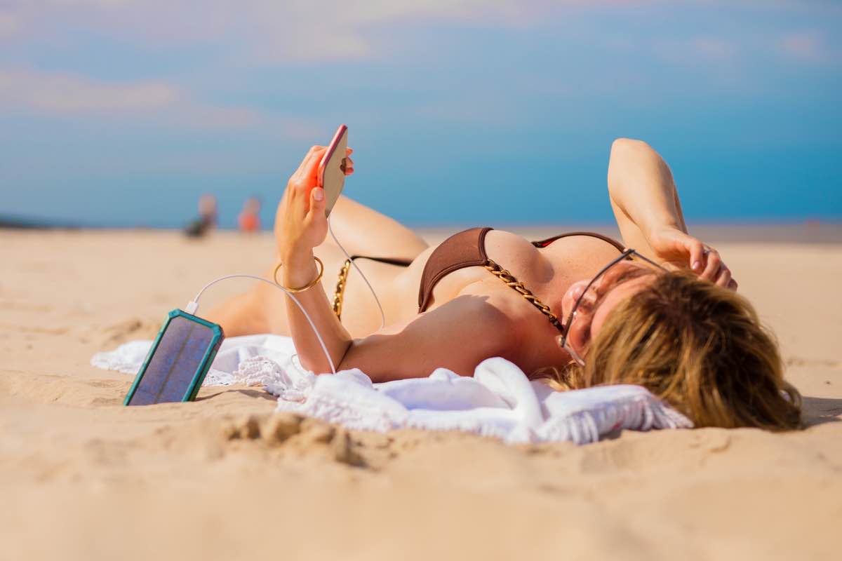 Attenzione al telefono in spiaggia: l’unico pericolo non è l’acqua del mare