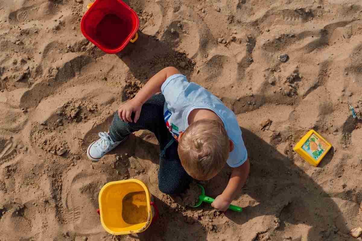 Evitare di far giocare i bambini nella sabbia quando è bagnata, l'umidità può favorire la proliferazione di batteri