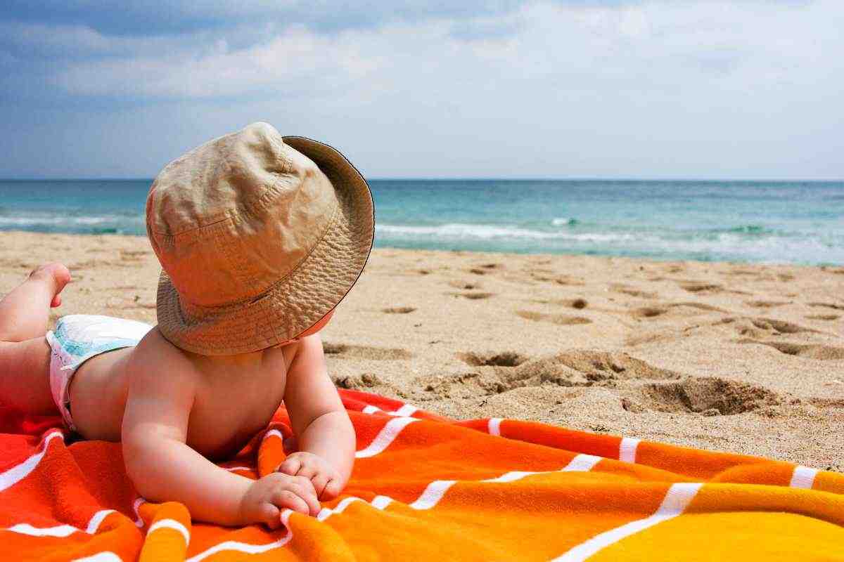 Bimbi piccoli in spiaggia, cosa sono i pannolini “acquatici”: come veri costumini, tutti i dettagli