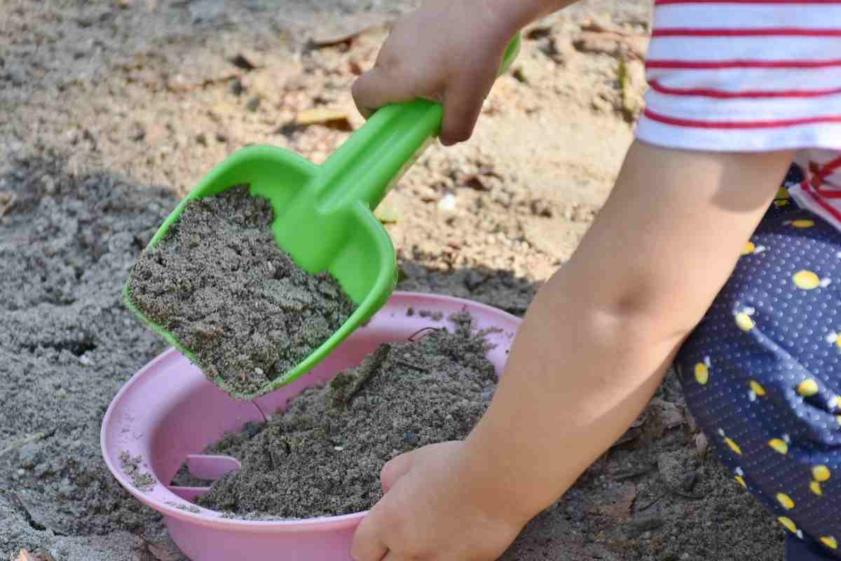 Bambini in spiaggia, le insidie della sabbia: i rischi per la salute che sottovalutiamo, a cosa fare attenzione