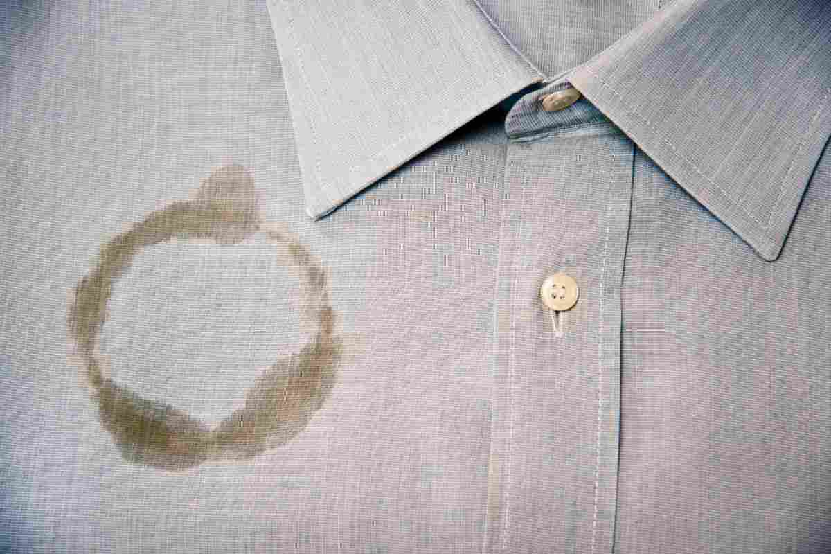 Gli indumenti macchiati di caffè possono essere smacchiati efficacemente con prodotti naturali