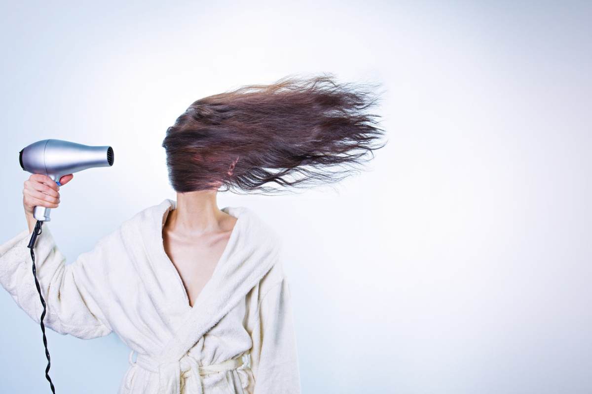 l'uso frequente di strumenti per lo styling come asciugacapelli, piastre e arricciacapelli può danneggiare i capelli