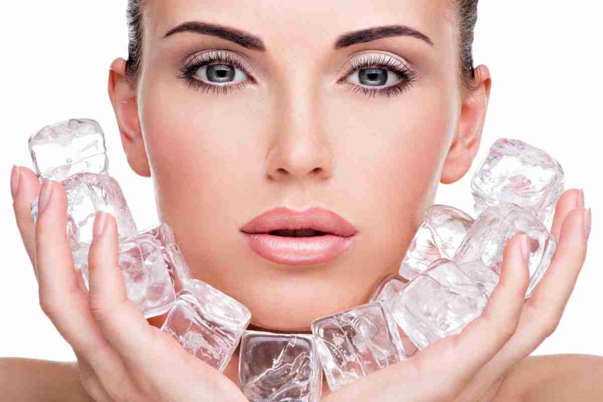 L'applicazione di ghiaccio o strumenti congelati sul viso ha diversi effetti benefici