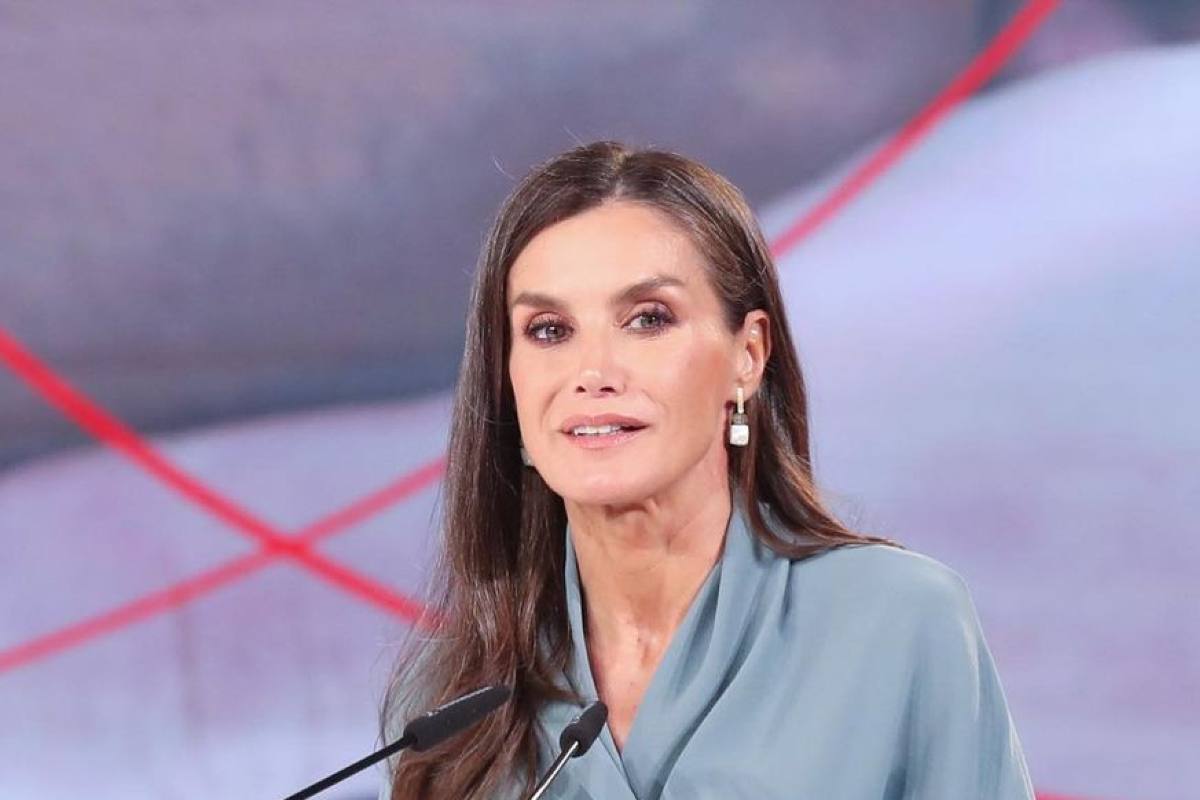 Il trucco di Letizia di Spagna per sfoggiare dopo i 50 anni un décolleté sinuoso e privo di inestetismi