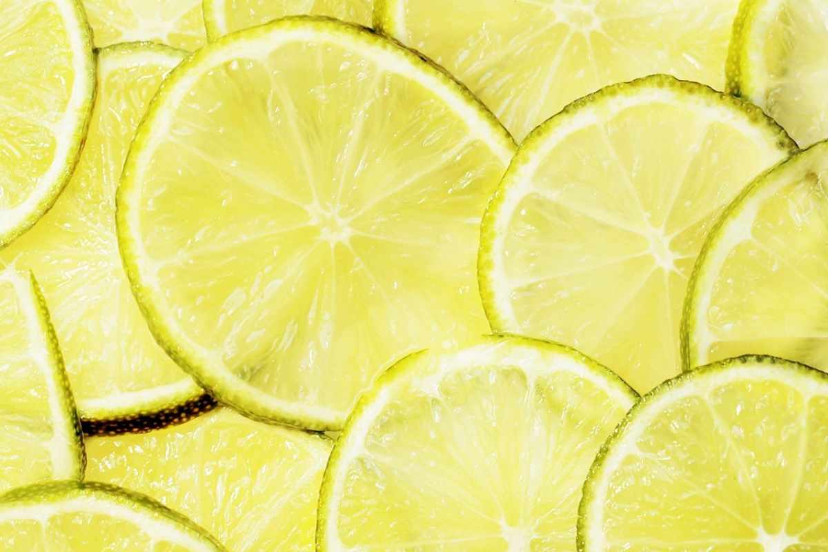 Mantenere un'adeguata idratazione con i cibi salutari diventa essenziale durante le ondate di calore.