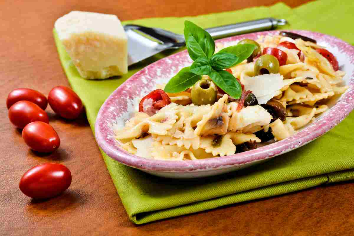 Pasta fredda, questa è super cremosa: a tavola in 15 minuti per un pranzo estivo da leccarsi i baffi