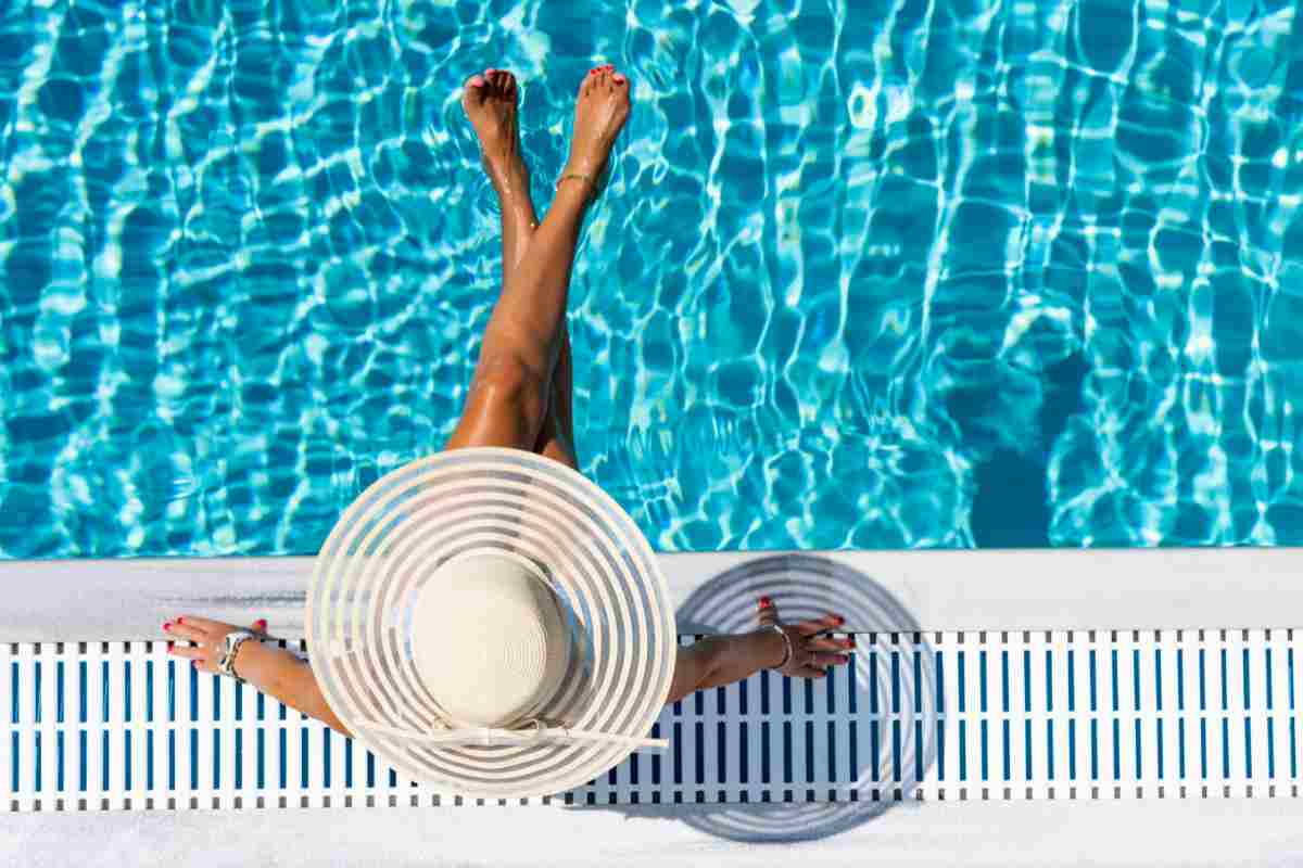 Donna bordo piscina