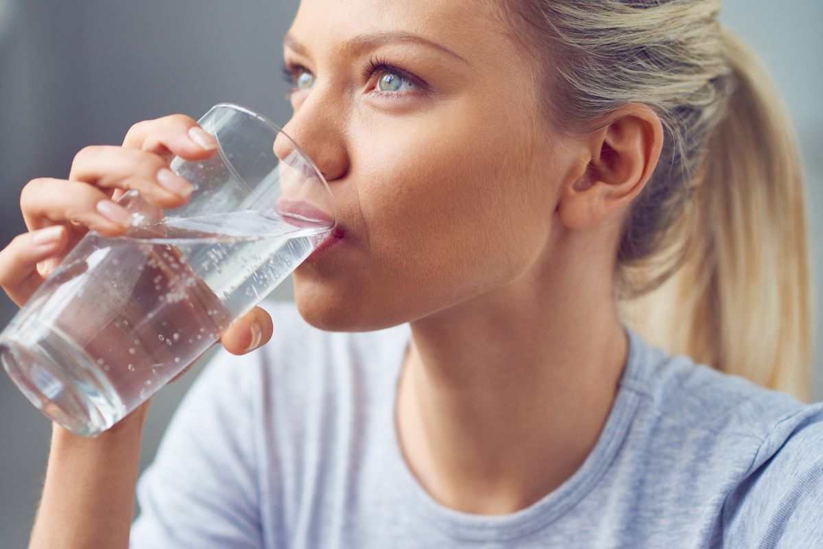 Cosa succede se si beve troppa acqua: sintomi e conseguenze (inaspettate)