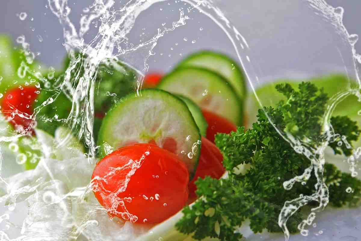 Caldo torrido, quali sono i cibi da evitare sempre con queste temperature
