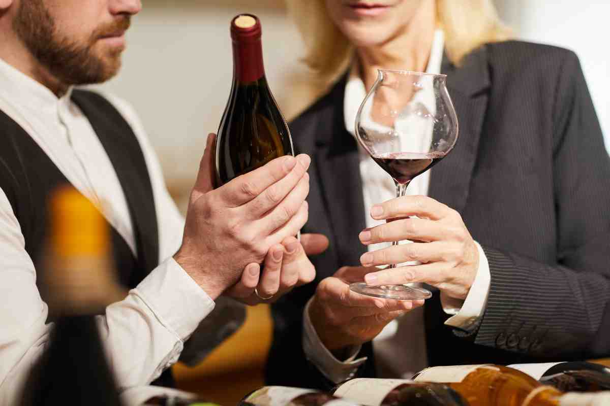 Come si assaggia il vino al ristorante: tutte le mosse corrette da fare