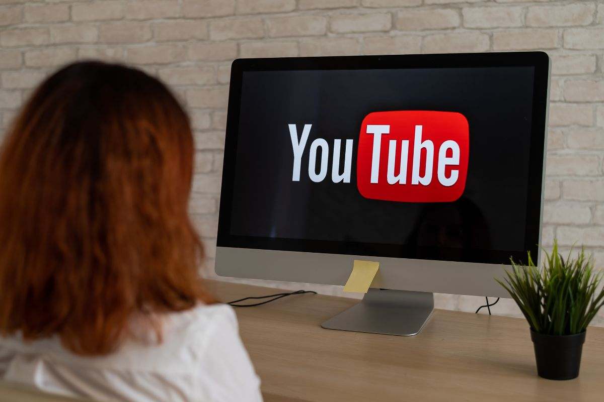 YouTube fa l’occhiolino a TikTok: il colosso dello streaming video cambia look, ecco come lo vedremo