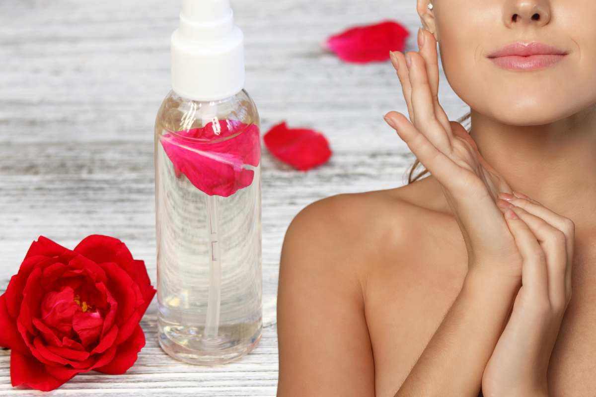 Alleata della pelle, rinfrescante, tonificante e purificante: come realizzare l’acqua di rose in casa
