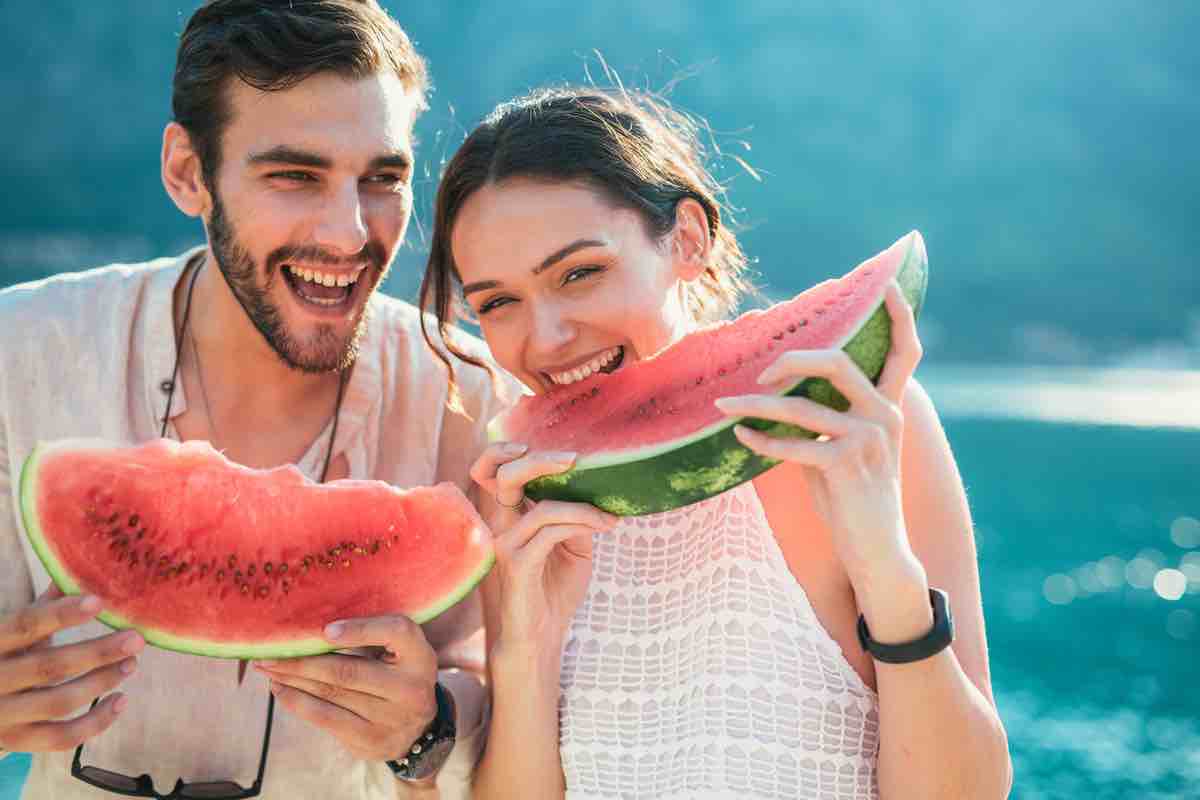 Semi di anguria, il dubbio di tutti: si possono mangiare oppure fanno male? Ecco cosa sapere