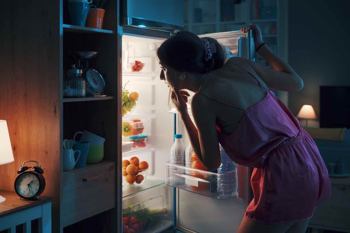 Hai sempre fame ed il frigorifero è la tua ossessione? 9 ragioni per cui non riesci a stargli lontano (e come rimediare)