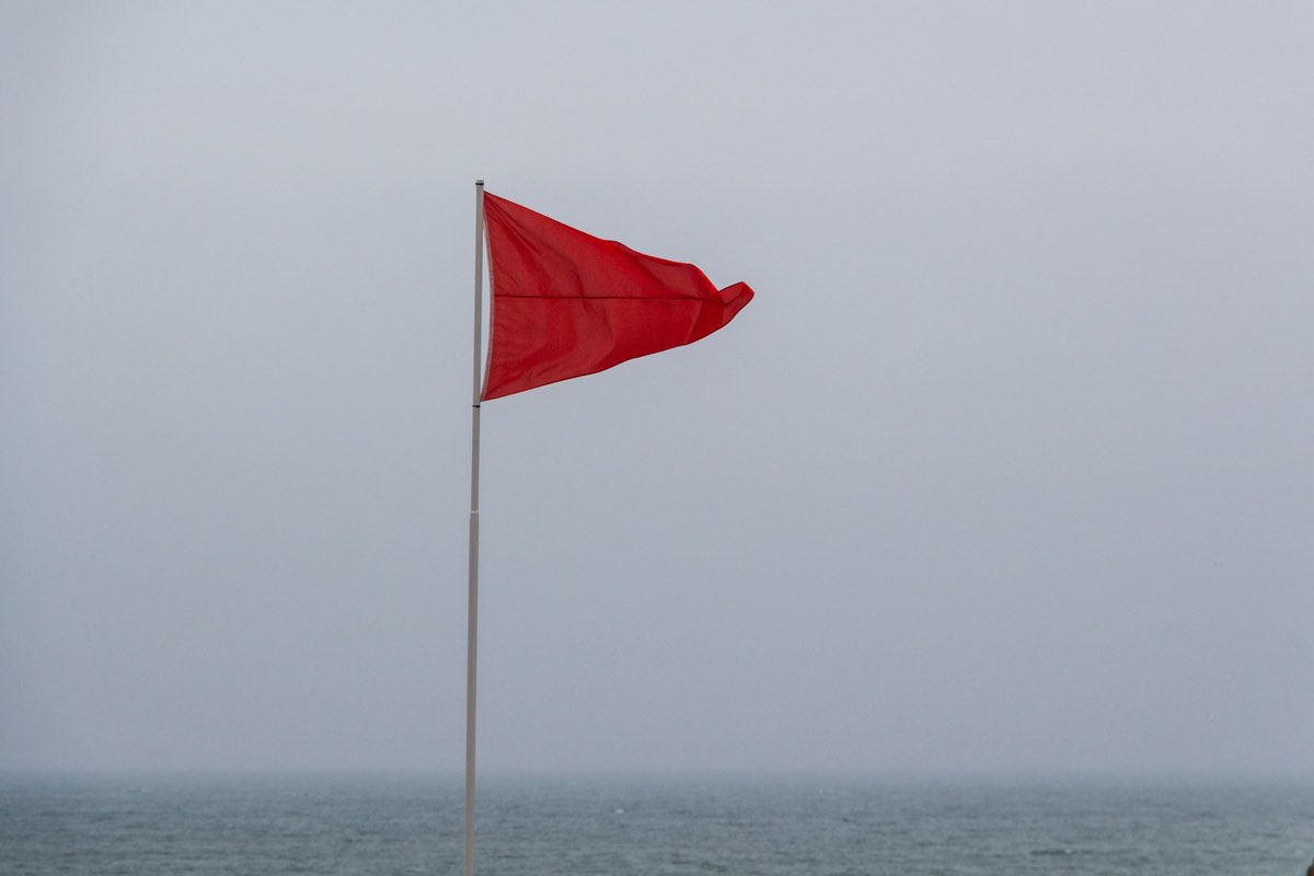 La bandiera rossa in spiaggia: tutti i significati